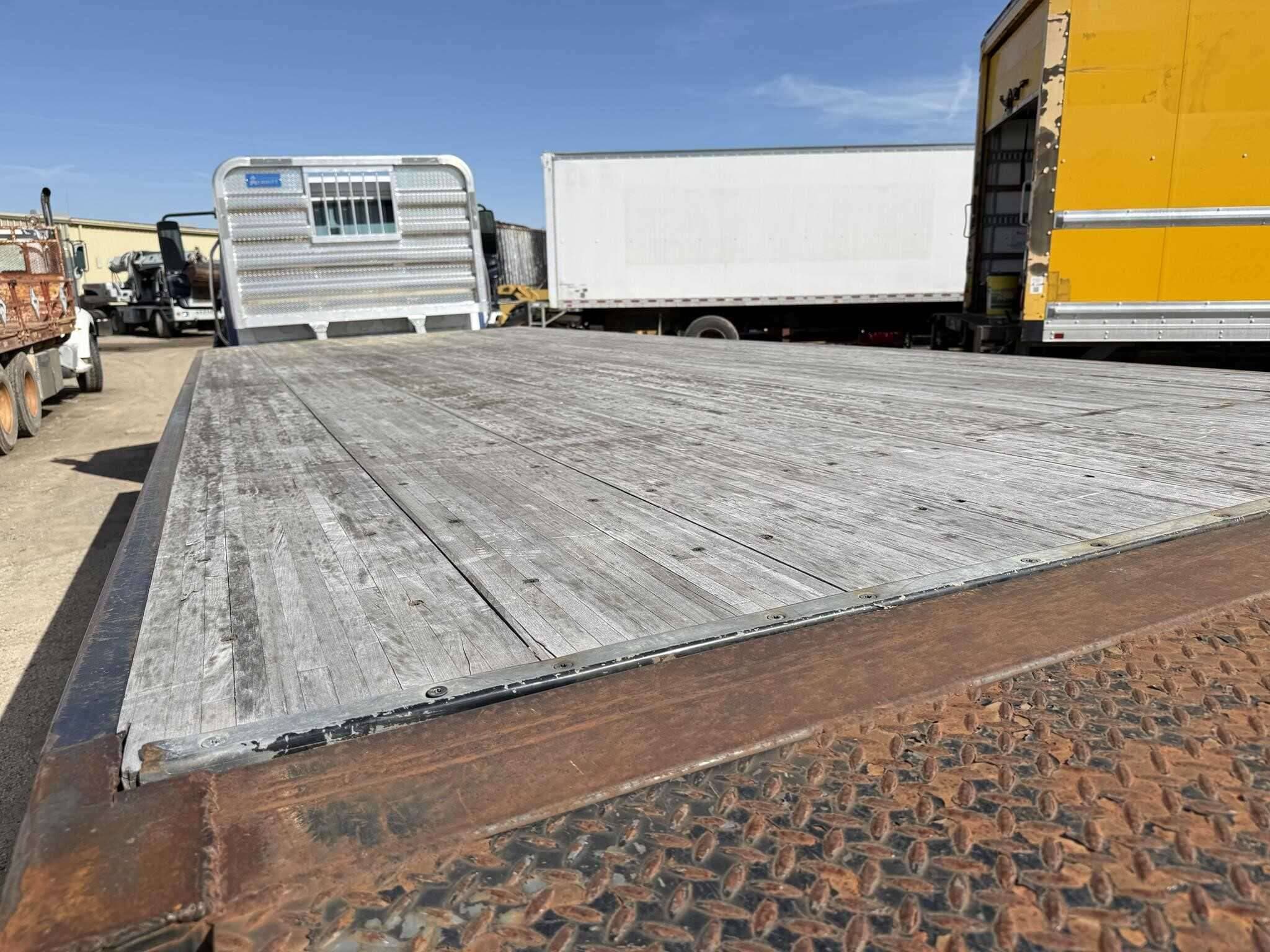 2017 Freightliner M2 image 12