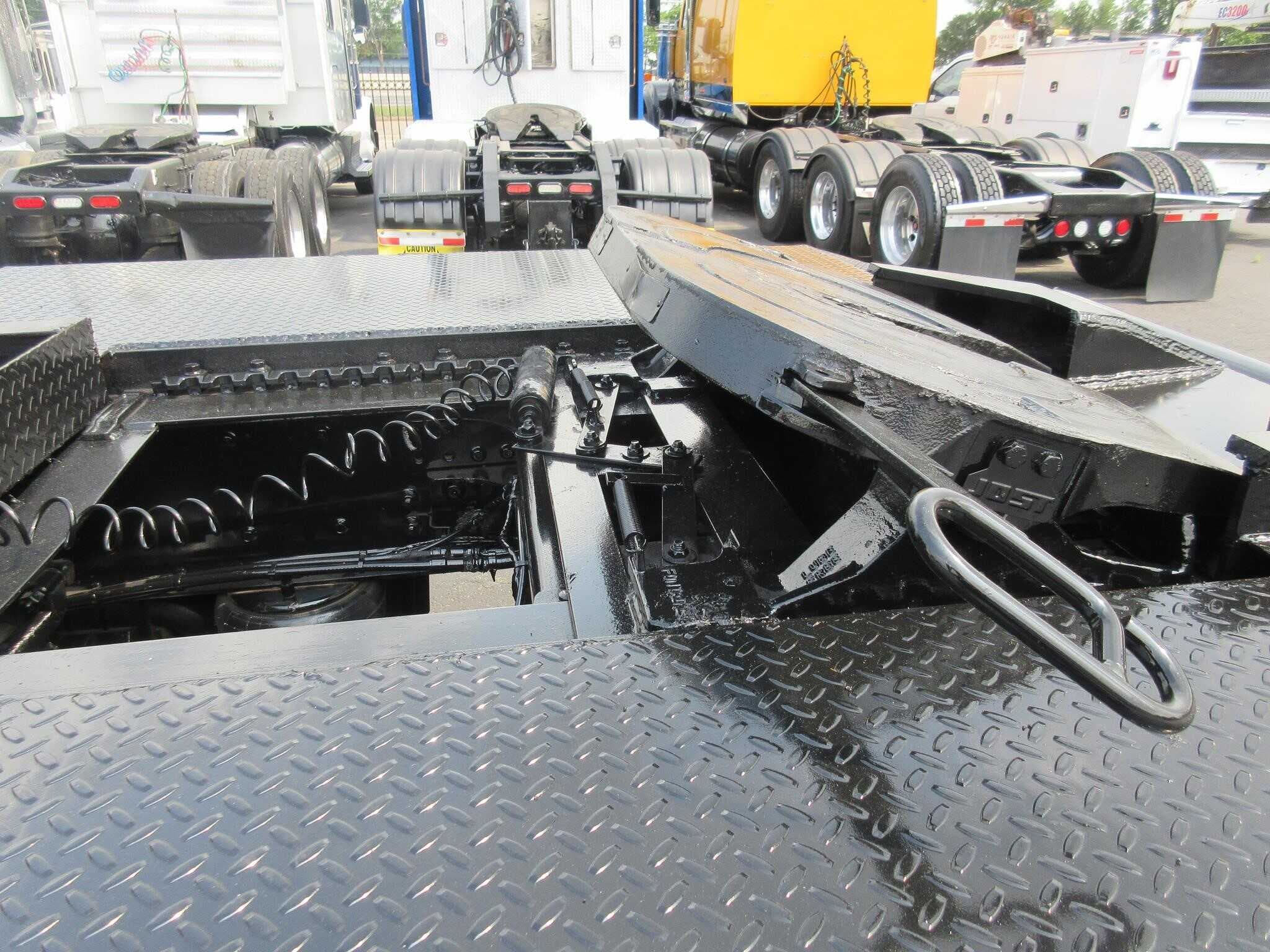 Used 2014 MACK PINNACLE CXU613 Winch Truck in Channelview, TX image 7