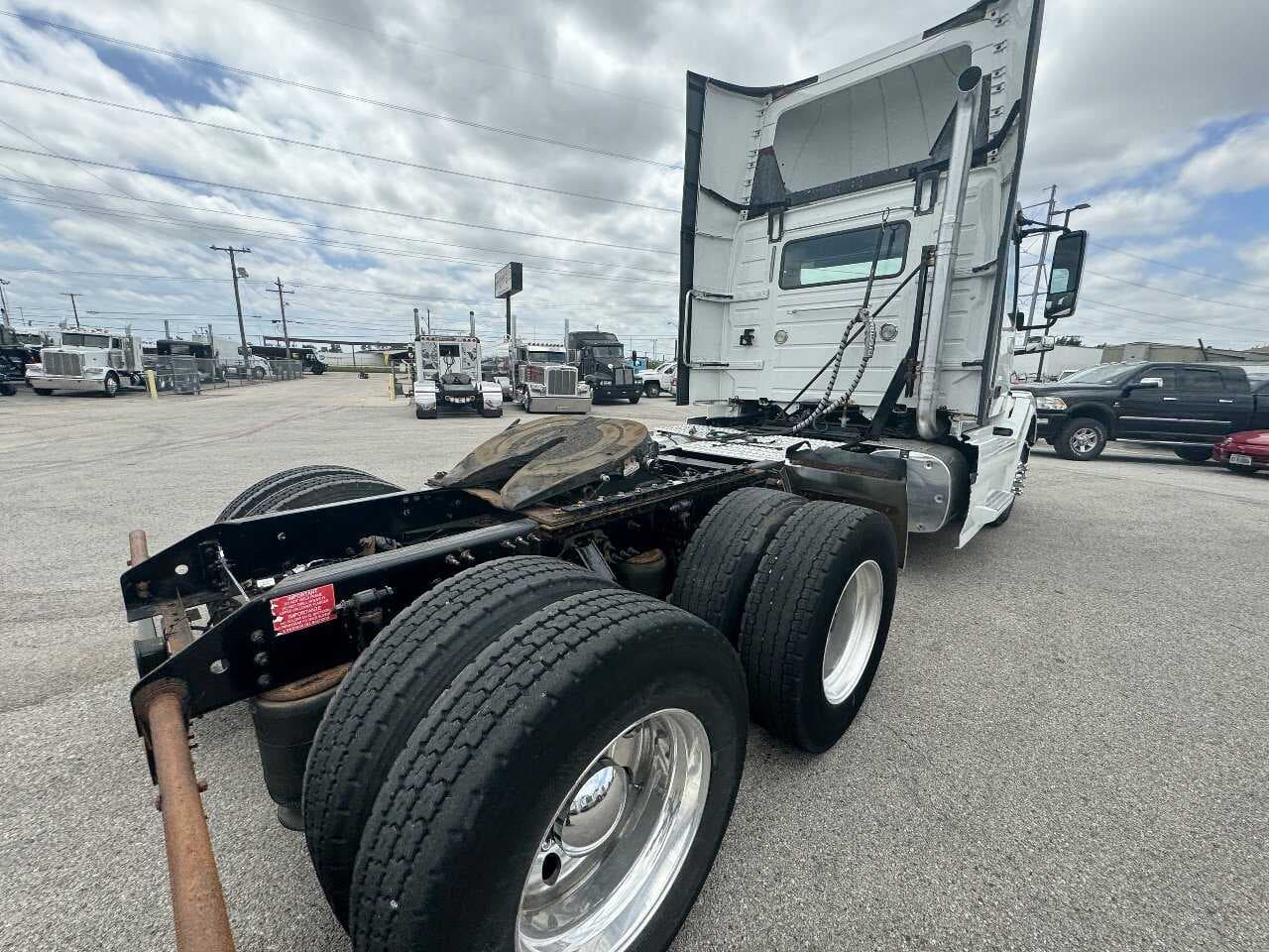 2016 Volvo VNL670 image 4