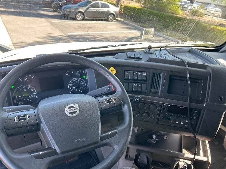 2023 Volvo VNL image 13