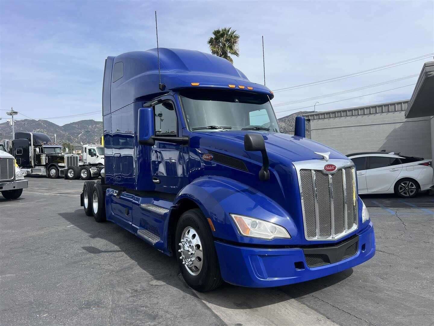 2022 PETERBILT 579 Conventional - Sleeper Truck image 1