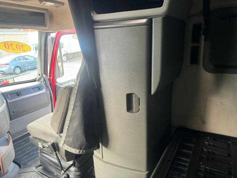 2020 Volvo VNL image 28