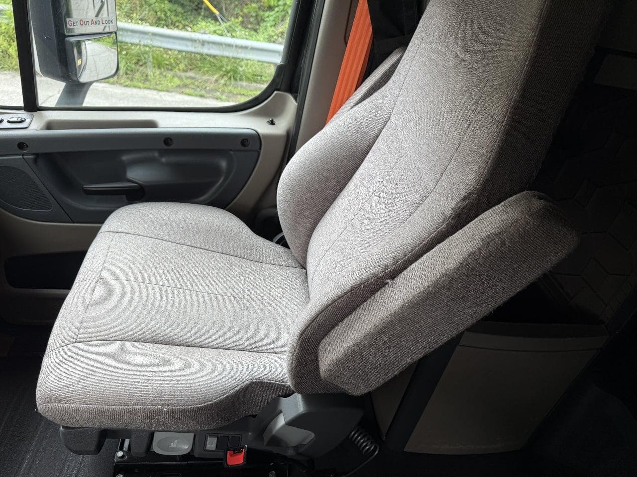 2020 Freightliner Cascadia 125 image 7