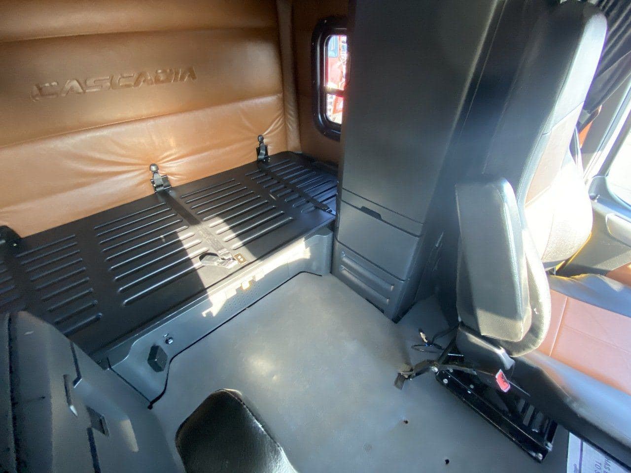 2021 FREIGHTLINER Cascadia CA126 Tandem Axle Sleeper image 17