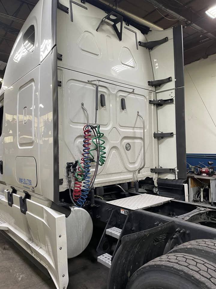 2021 Freightliner Cascadia 126 image 3