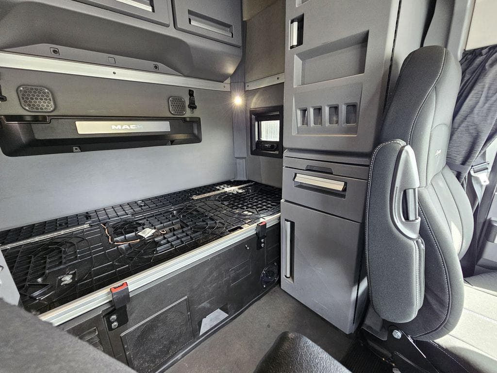2020 Mack Pinnacle image 11