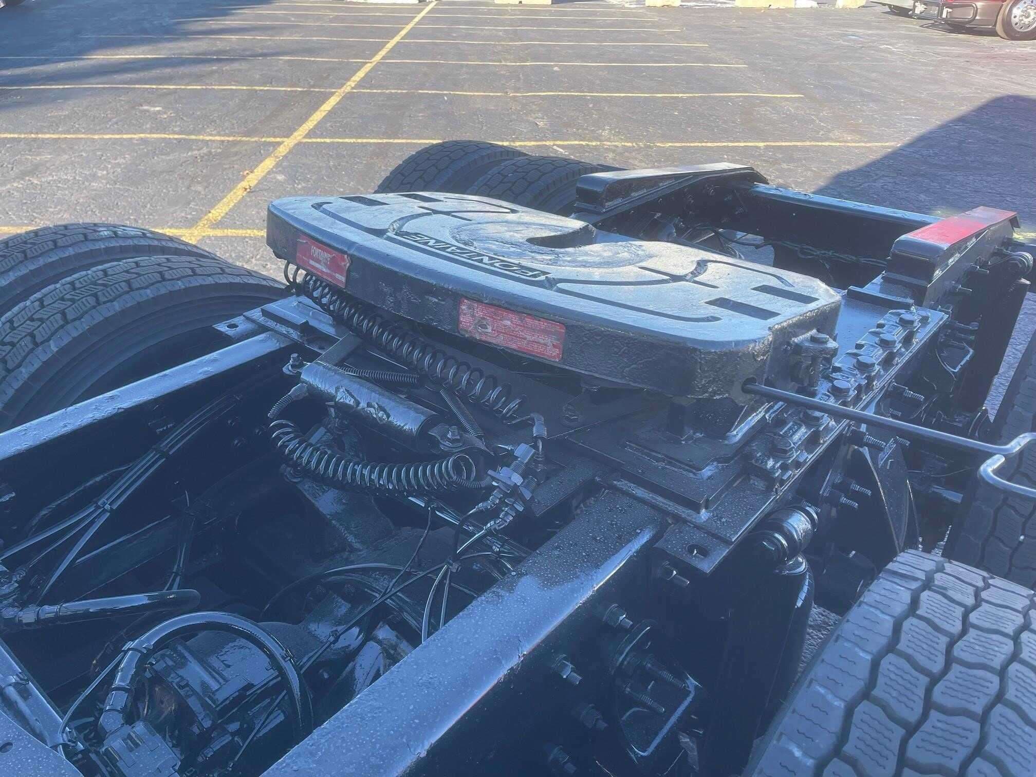 2020 Freightliner Cascadia 126 image 1