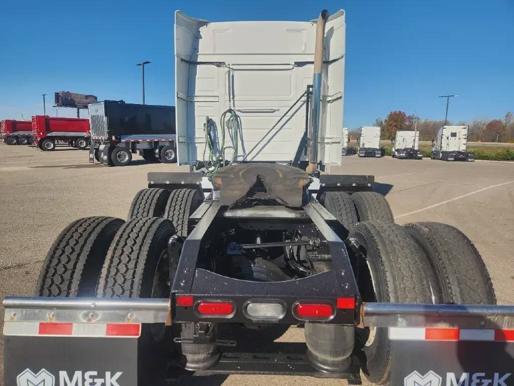 2022 Volvo VNR image 2