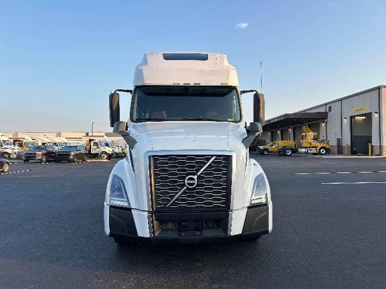 2022 Volvo VNL image 2