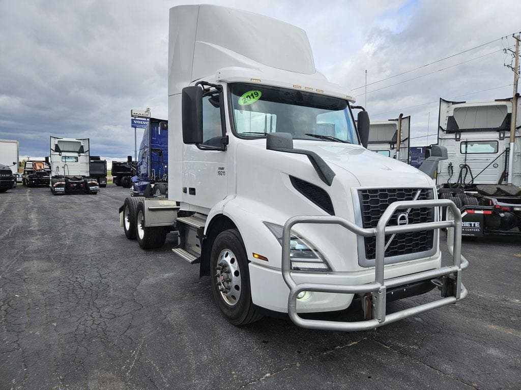 2019 Volvo VNR image 7