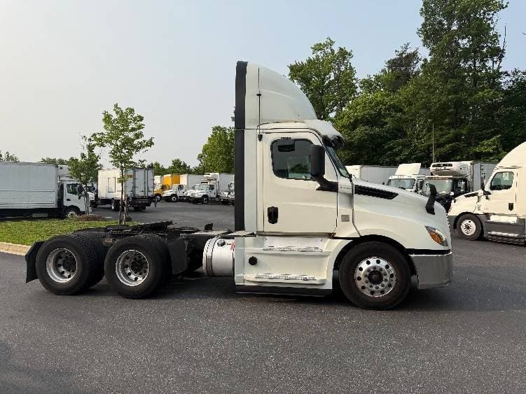 2019 Freightliner Cascadia 126 Day Cab Truck - 435HP, 12 Speed Automatic image 8