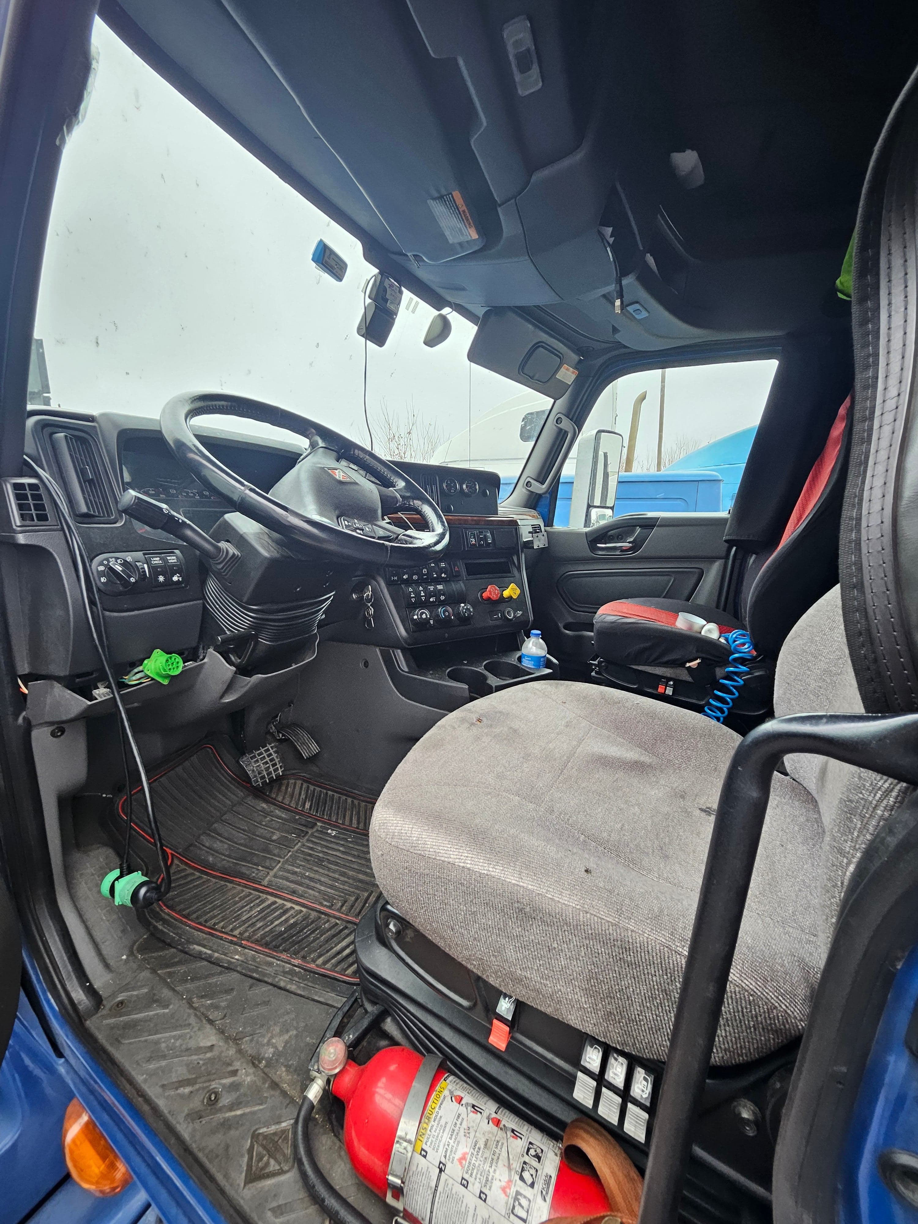 2020 International LT625 image 6