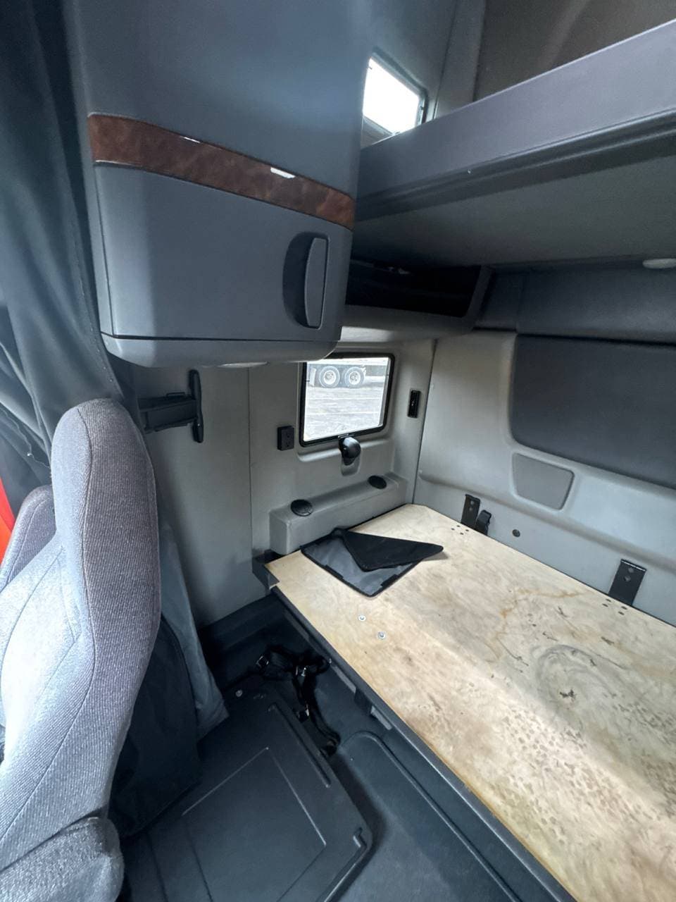 2022 International LT625 image 21