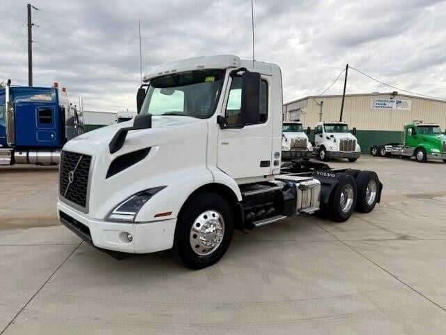 2020 Volvo VNR image 3