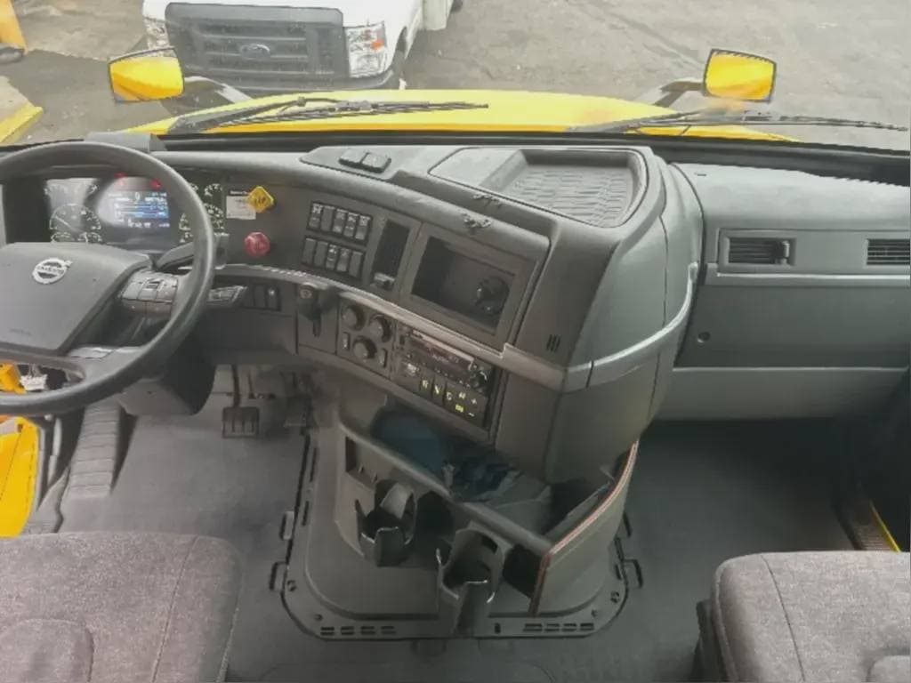 2022 Volvo VNL image 6