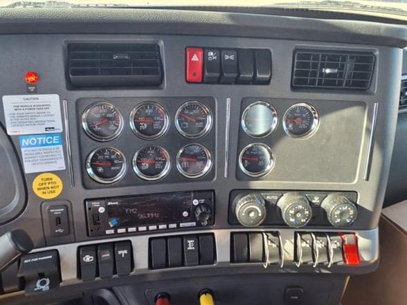 2025 Kenworth T880 image 22