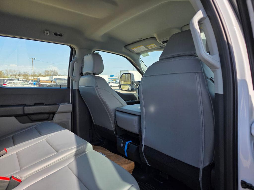 2026 Ford F-450SD XL DRW CAB CHASSIS image 31