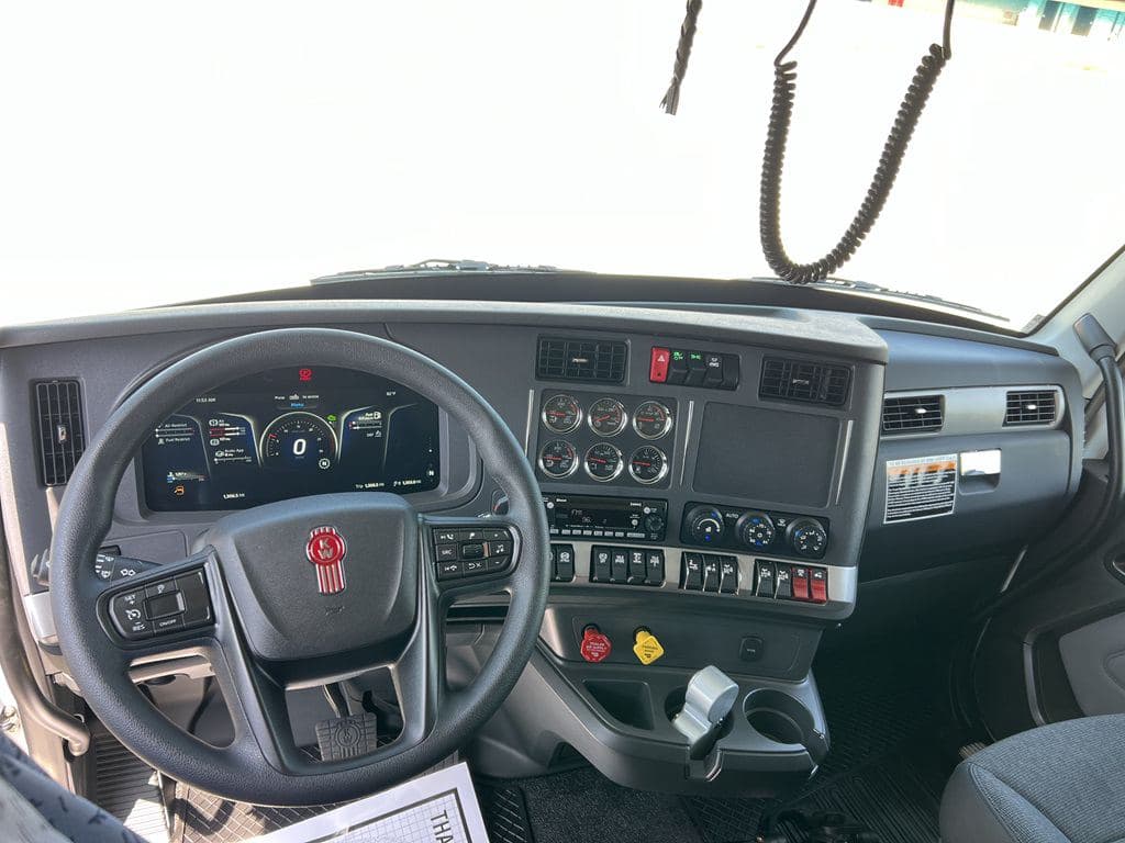 New 2027 KENWORTH T880 image 3