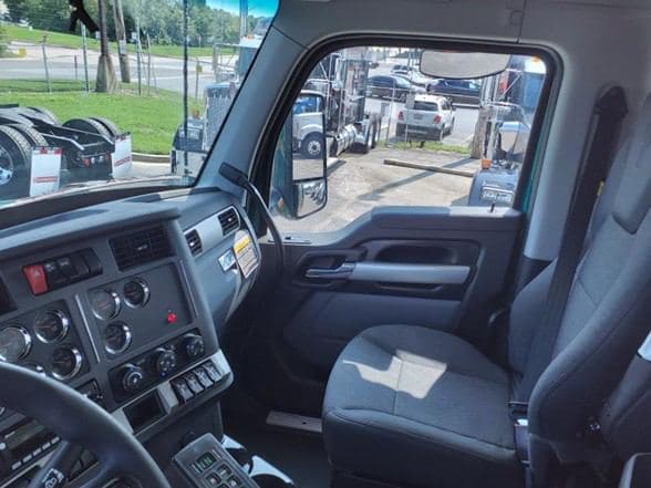 2025 Kenworth T880 image 22