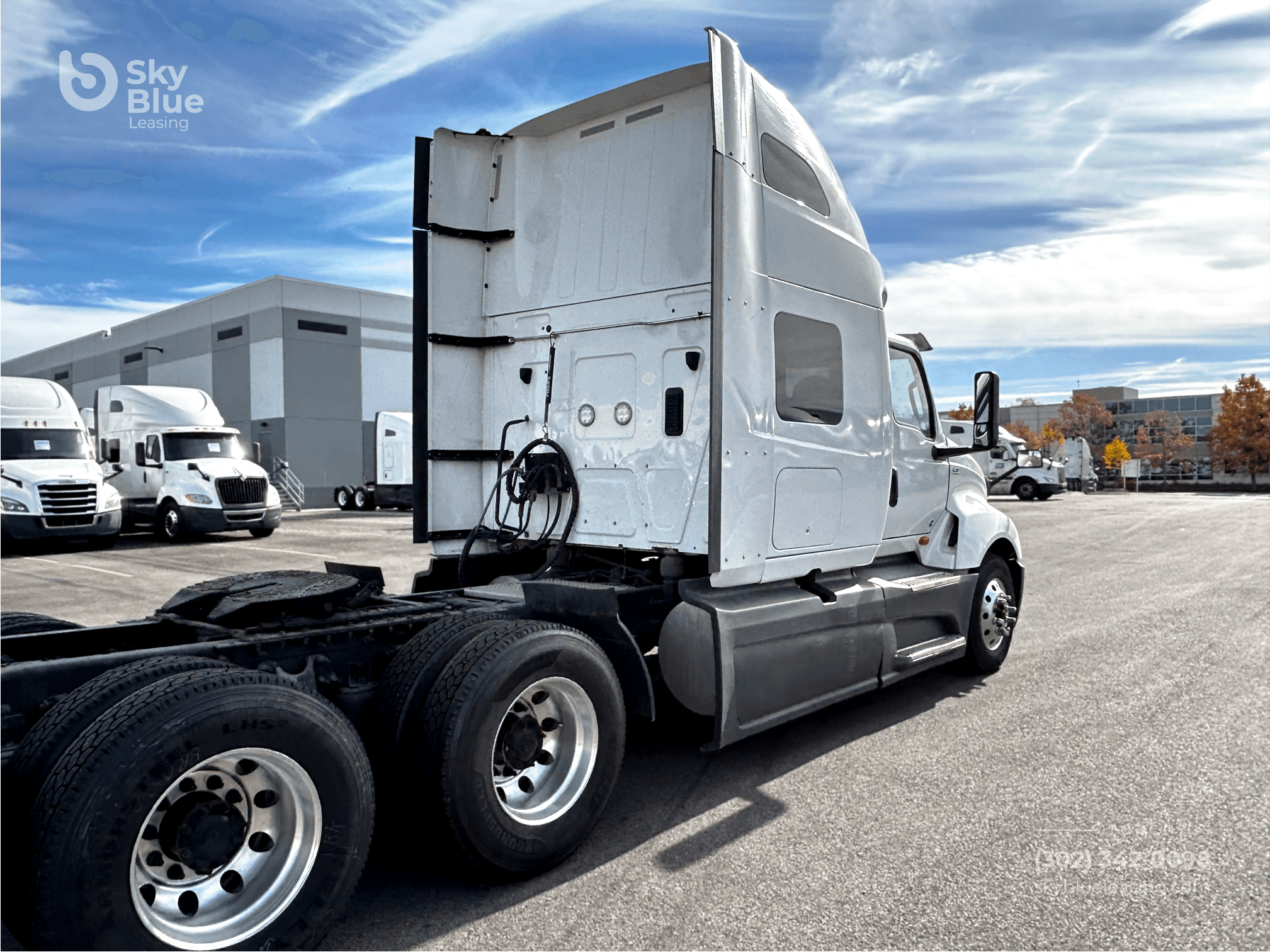 2022 International LT625 image 4