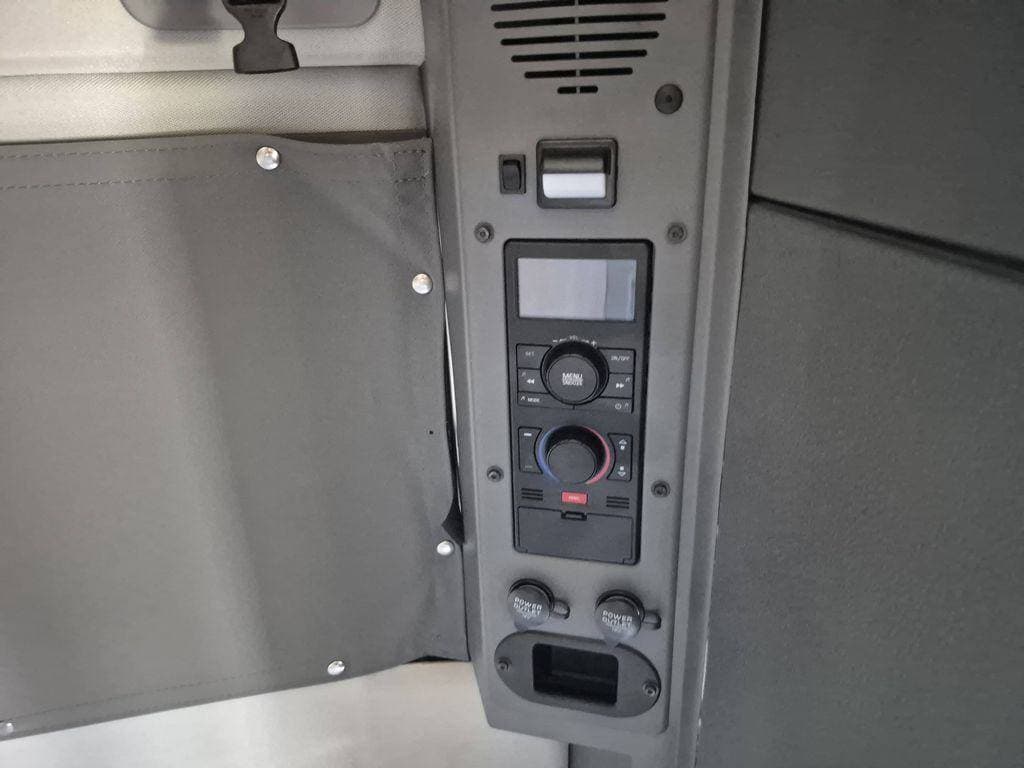 2023 Volvo VNL64T860 image 19