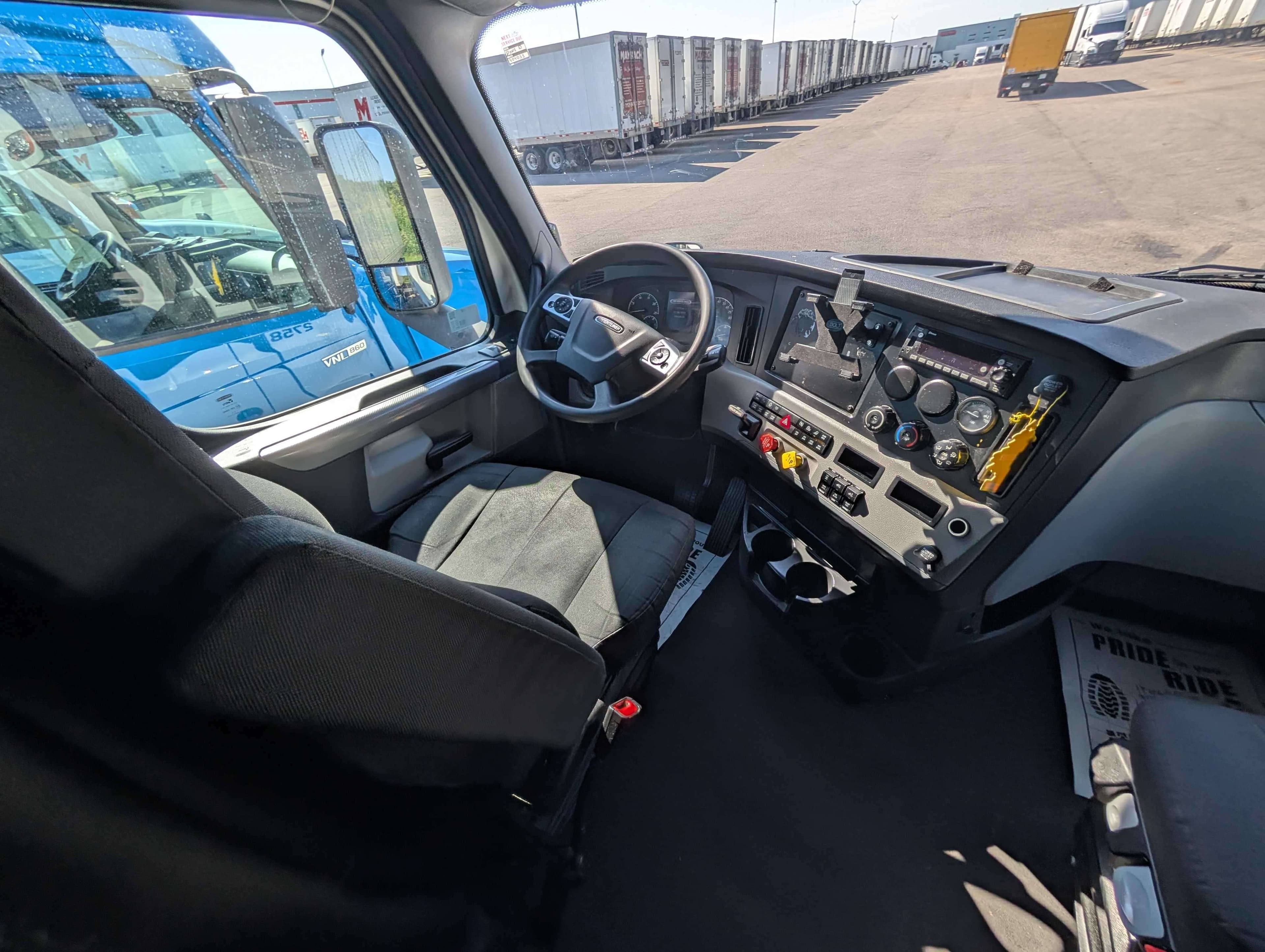 2022 Freightliner Cascadia image 7