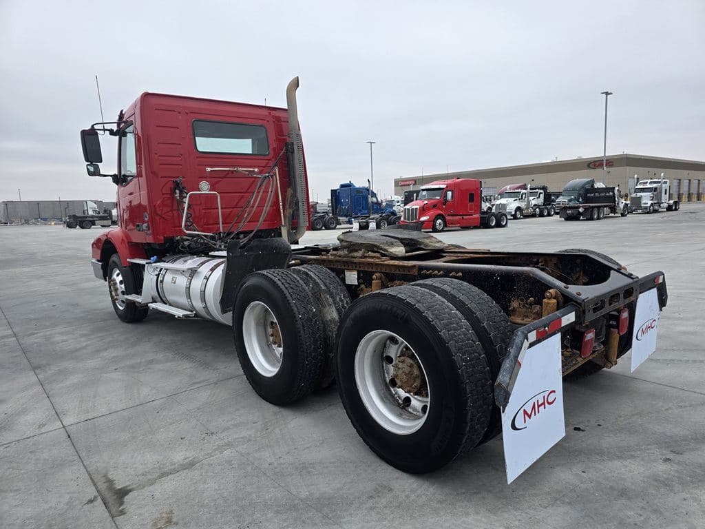 Used 2016 VOLVO VHD84BT image 9