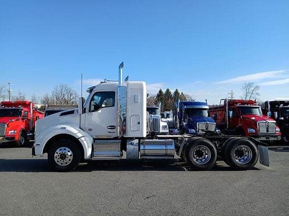 2025 Kenworth T880 image 2
