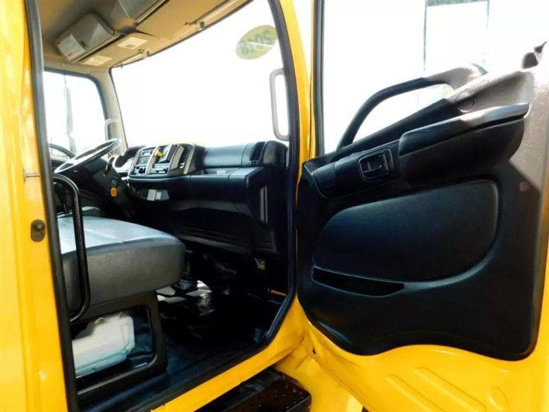 2018 Hino 338 image 31