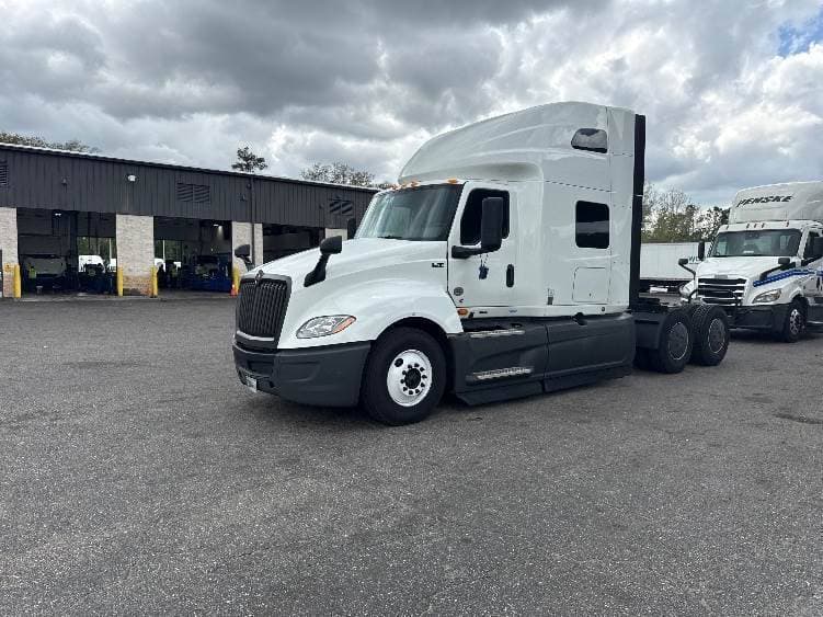 2023 International LT62F image 2