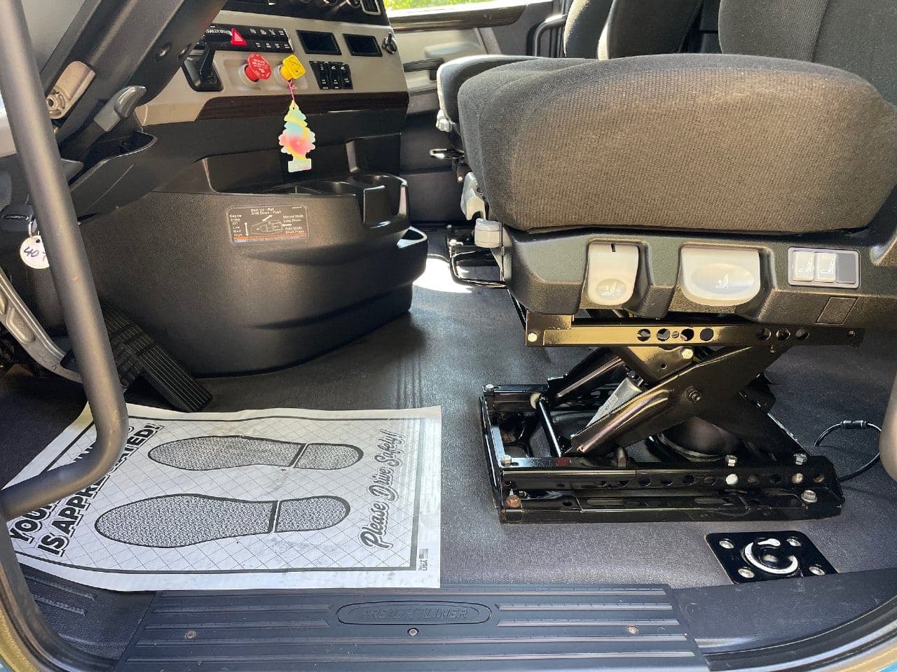 2020 Freightliner Cascadia 126 image 17