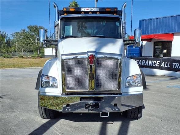 2026 Kenworth T880 image 2