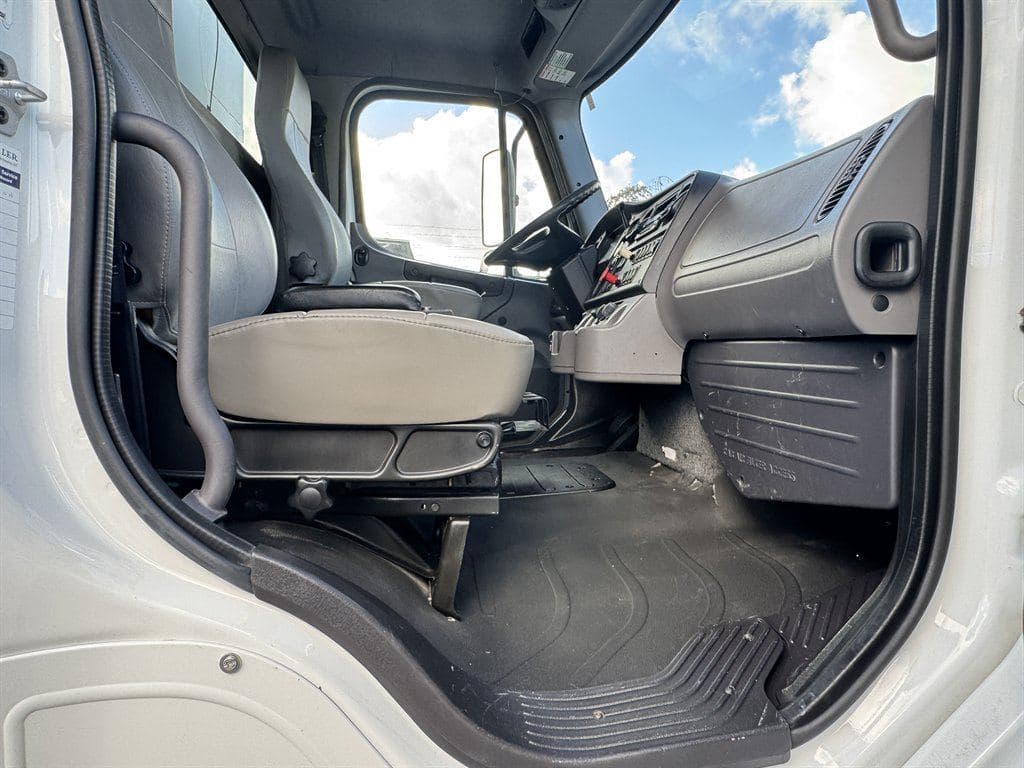 2014 Freightliner M2 106 image 51