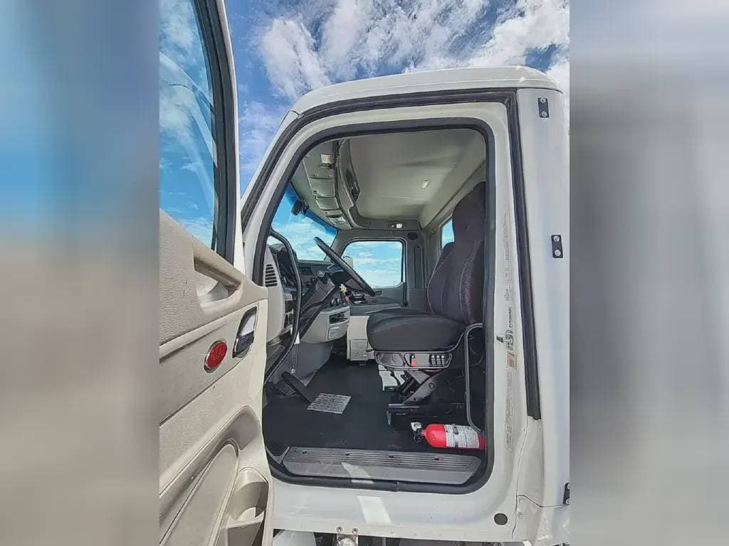 2022 Peterbilt 579 image 6