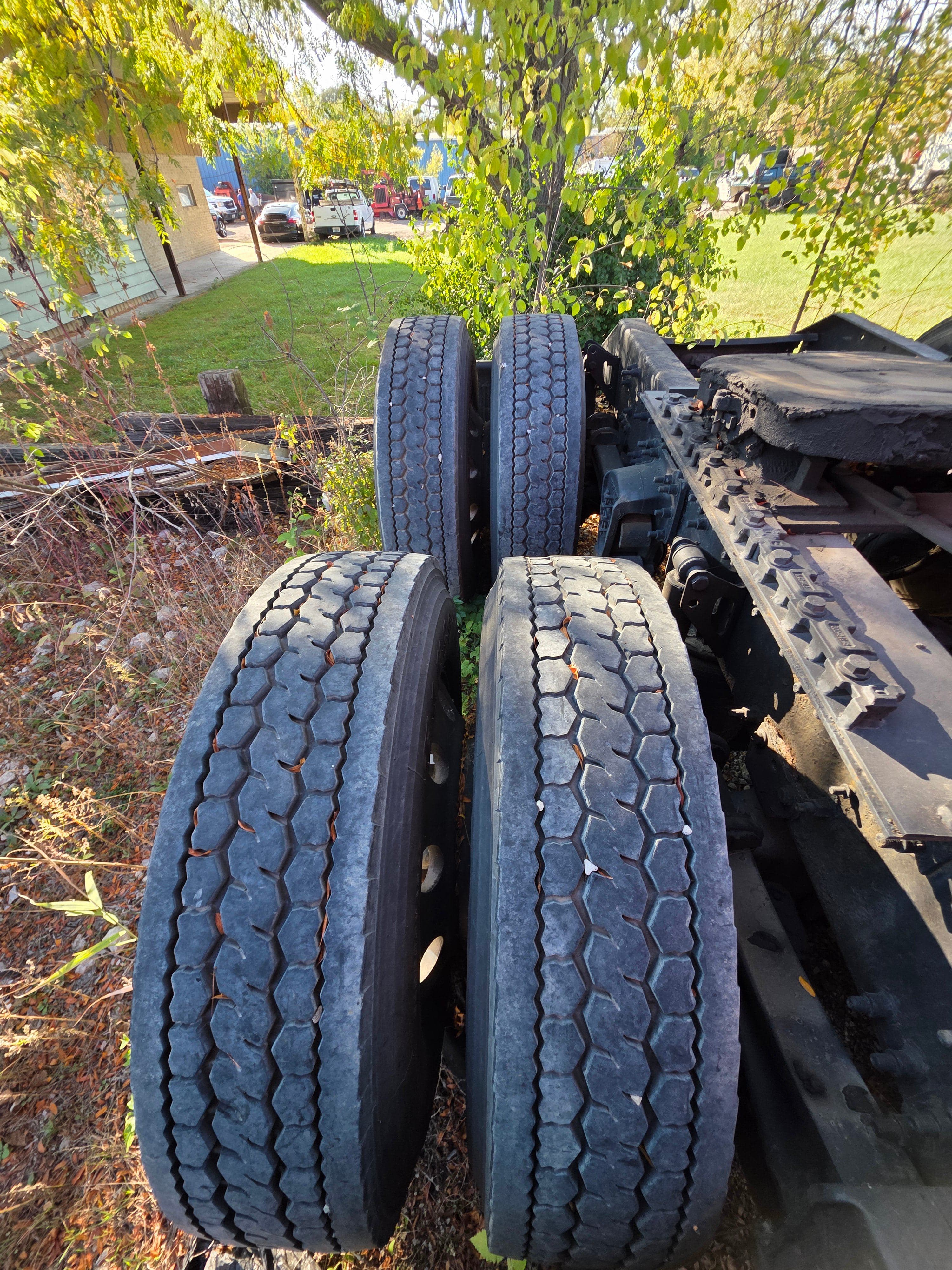 2005 Volvo VNL image 6