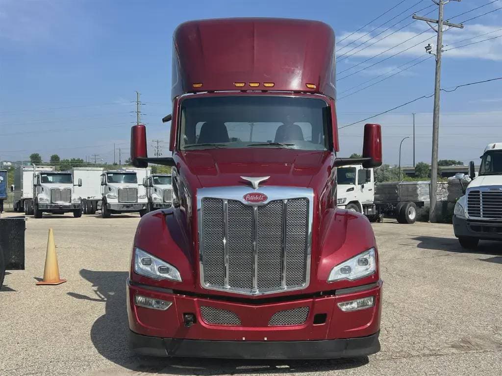 2022 Peterbilt 579 image 2
