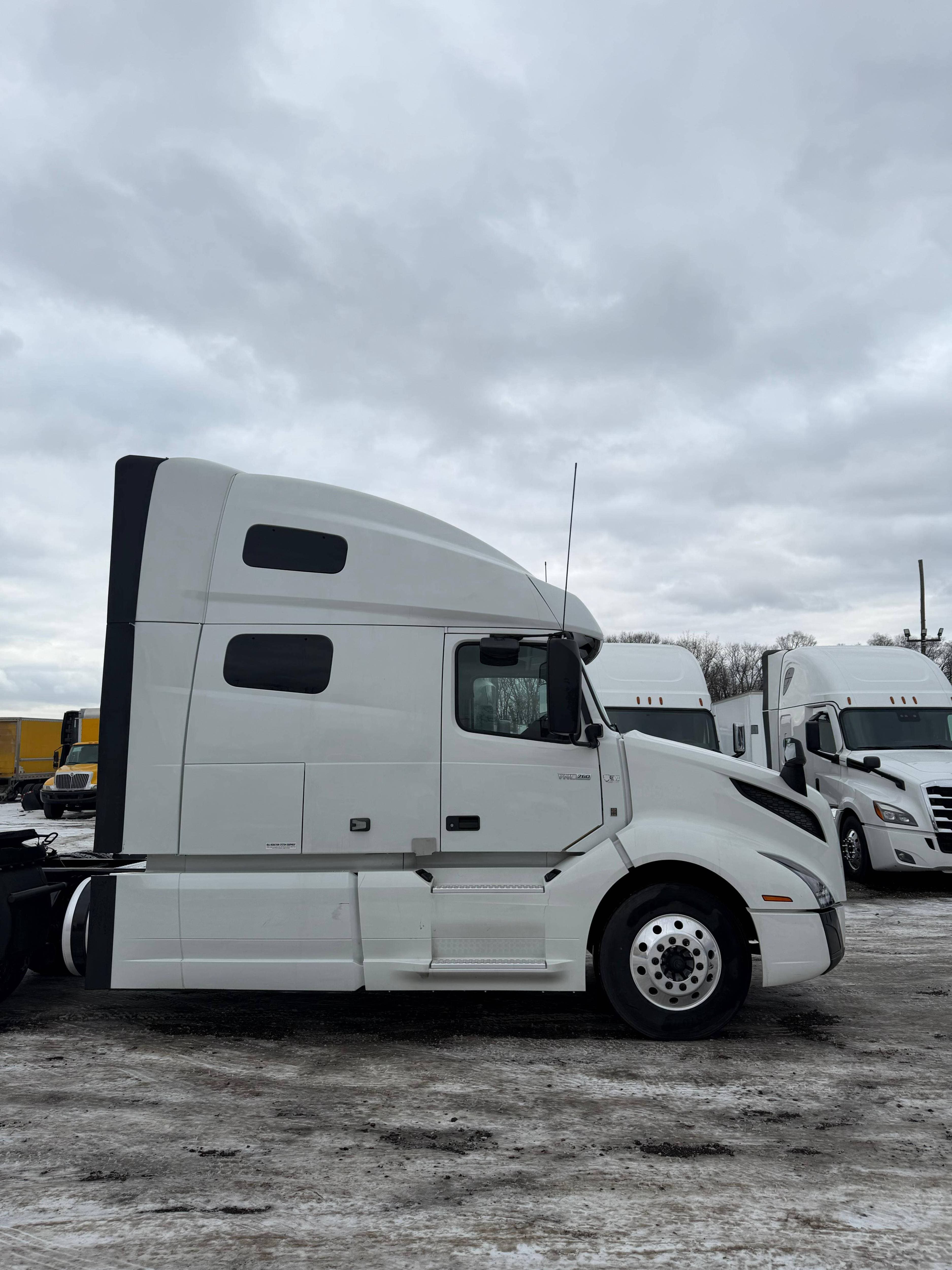 2022 Volvo VNL 760 image 2