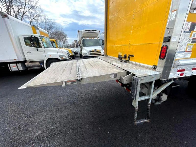 2018 Hino 338 image 8