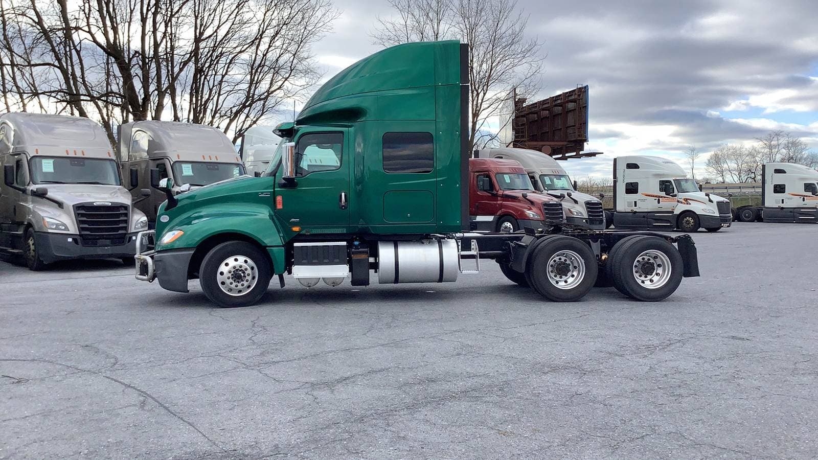 2021 International LT625 image 3