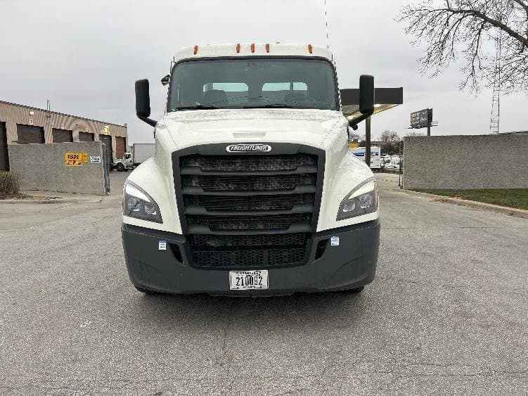 2019 Freightliner Cascadia 126 Day Cab Truck - 450HP, 12 Speed Automatic image 2
