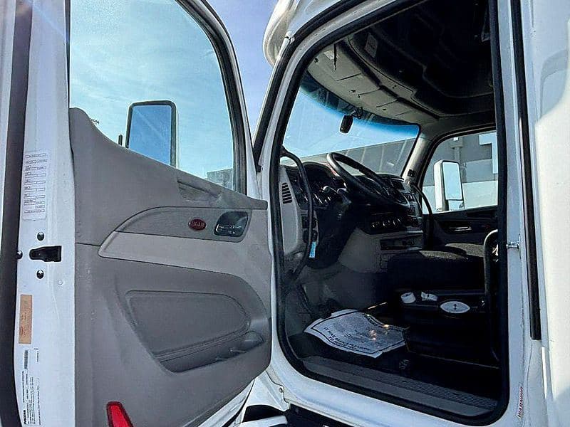 2021 Peterbilt 579 image 10