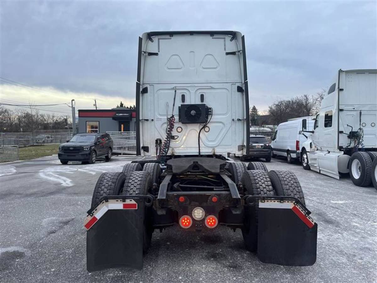 2018 Freightliner Cascadia 125 Sleeper Semi Truck - 72" Condo Sleeper, 475HP, 10 Speed Automatic image 3