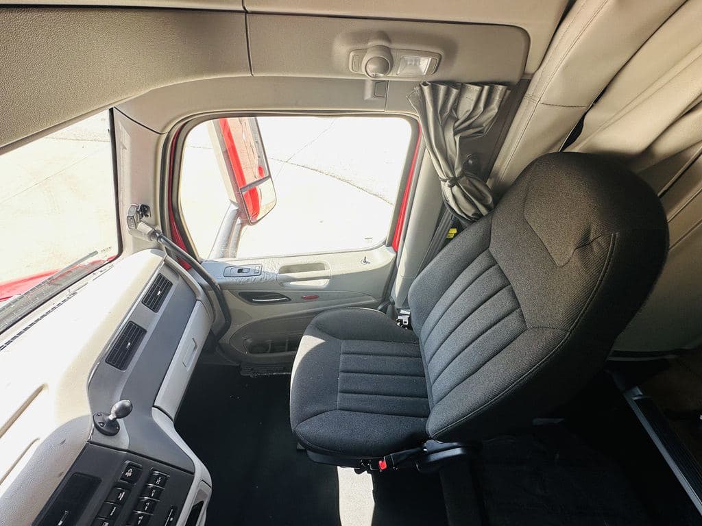 Used 2022 PETERBILT 579 image 25