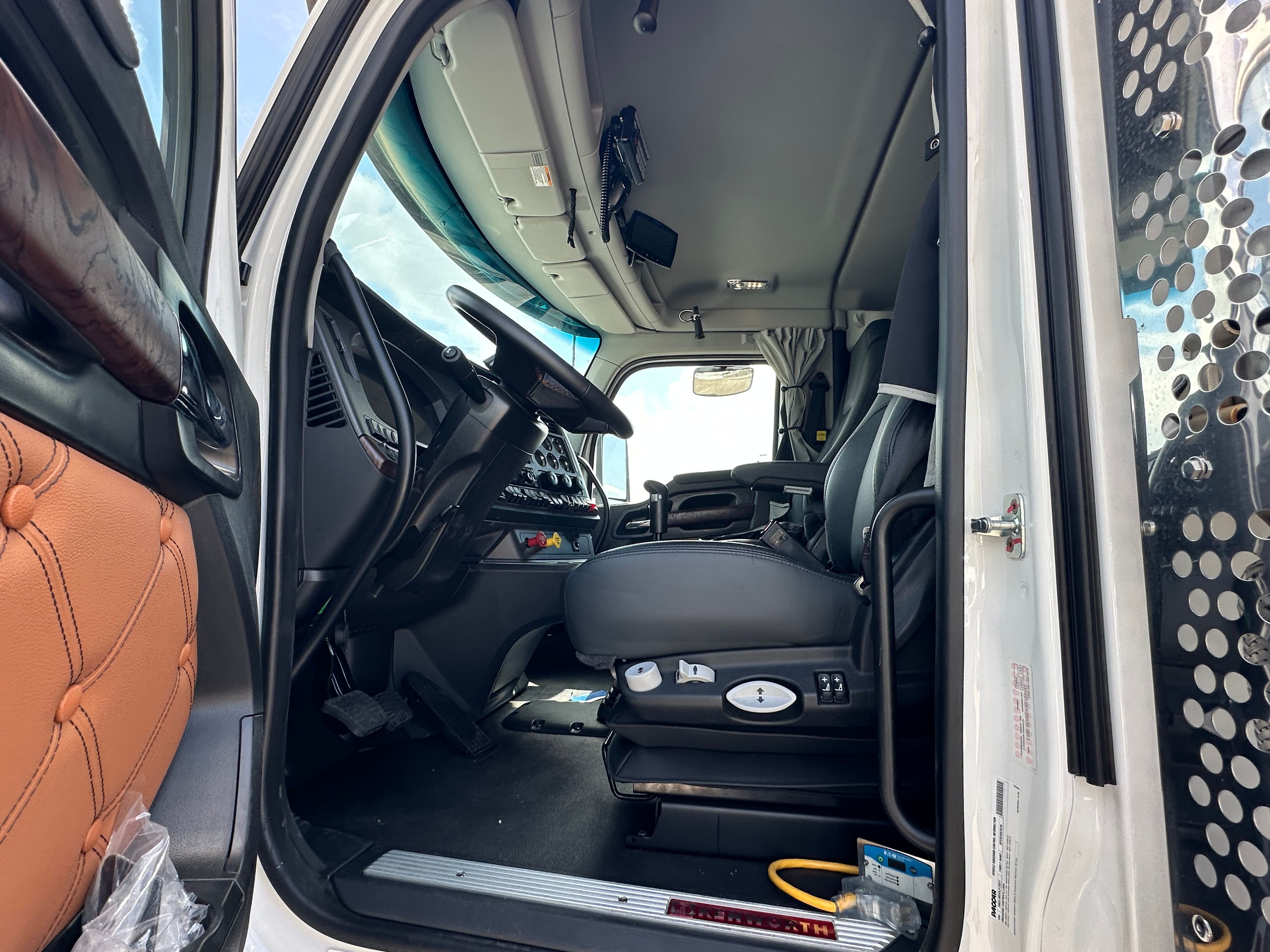 2025 Kenworth T880 with a Century 5130 image 9