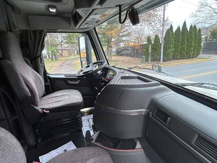2023 Volvo VNL64760 image 7