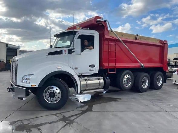 2025 Kenworth T880 image 2