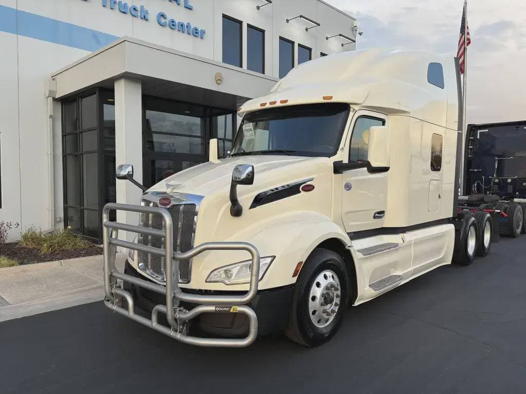 2022 Peterbilt 579 image 1