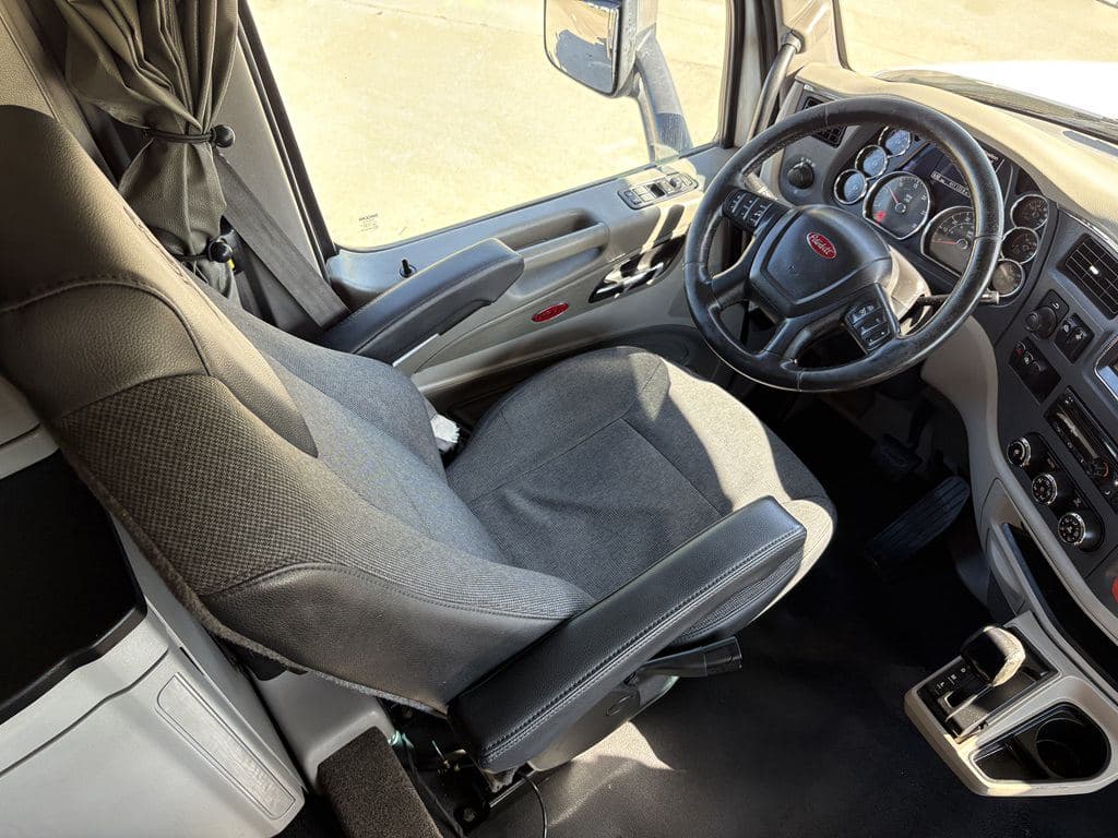 Used 2018 PETERBILT 579 image 22