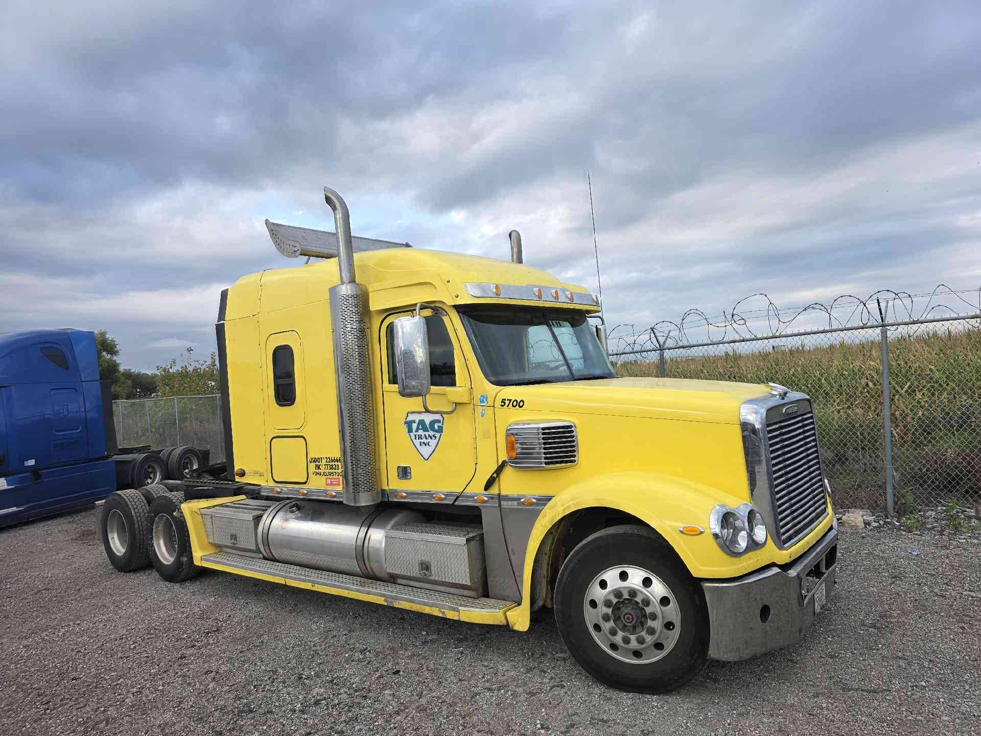 2018 Freightliner Coronado SD122 image 11