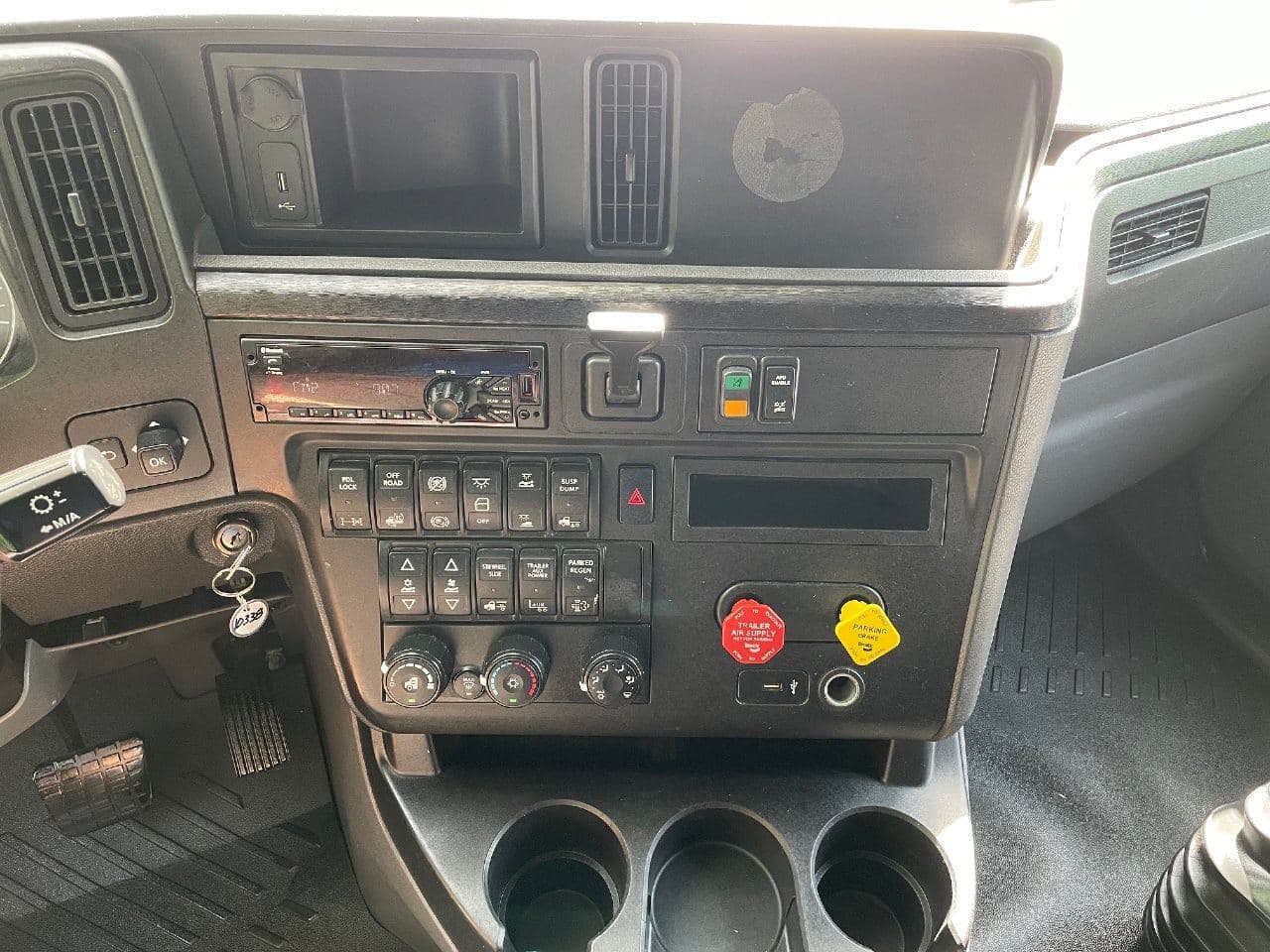 2019 International LT625 image 20